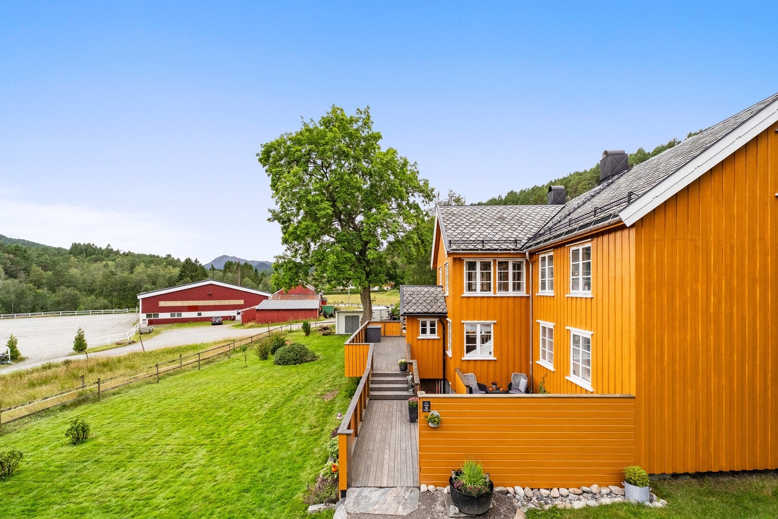 Eiendommen ligger veldig idyllisk og rolig til, rett ved Frei hestesportsenter Galleribilde