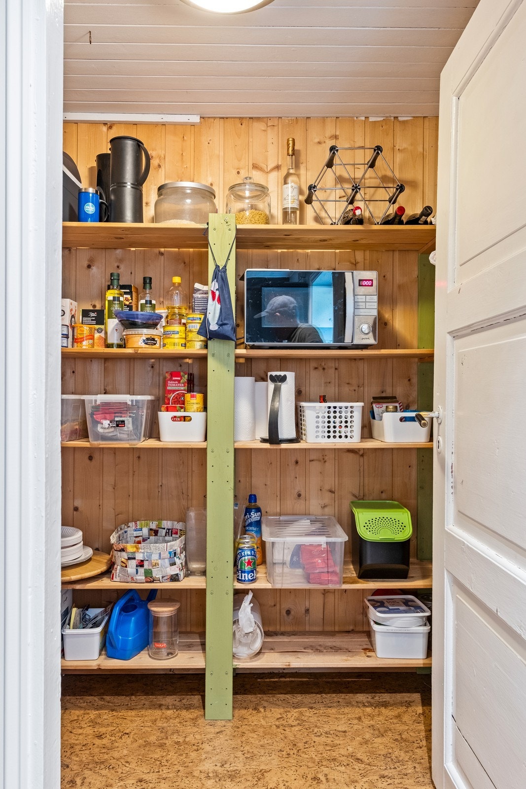 Kjøkkenet har tilgang til en praktisk matbod. Galleribilde