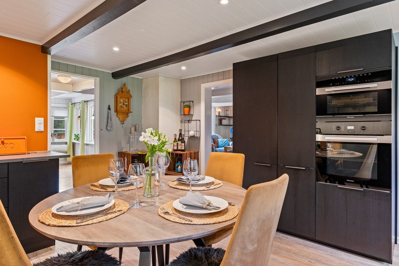 Moderne kjøkken med plass til spisebord i midten av rommet. Galleribilde