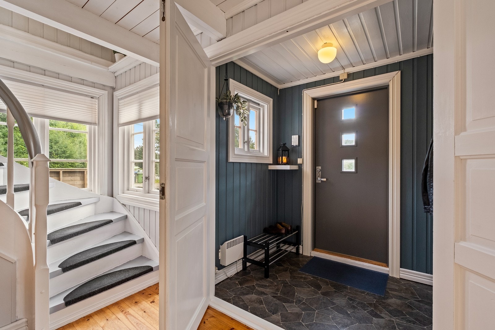 Entrè med dør til gang og trapp til loftsetasjen Galleribilde