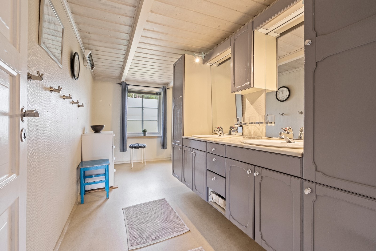 Her har man også romslig baderomsinnredning med dobbel servant og mye skap og skuffer. Galleribilde