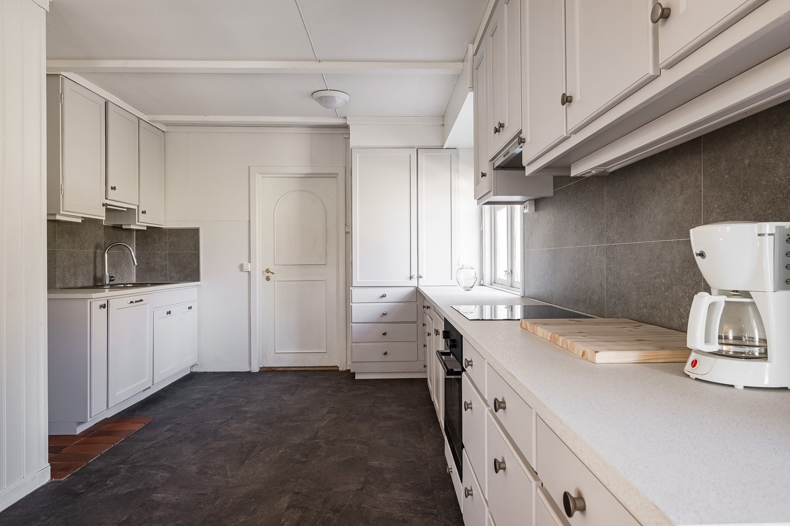 Stort kjøkken med mye benkeplass. Galleribilde