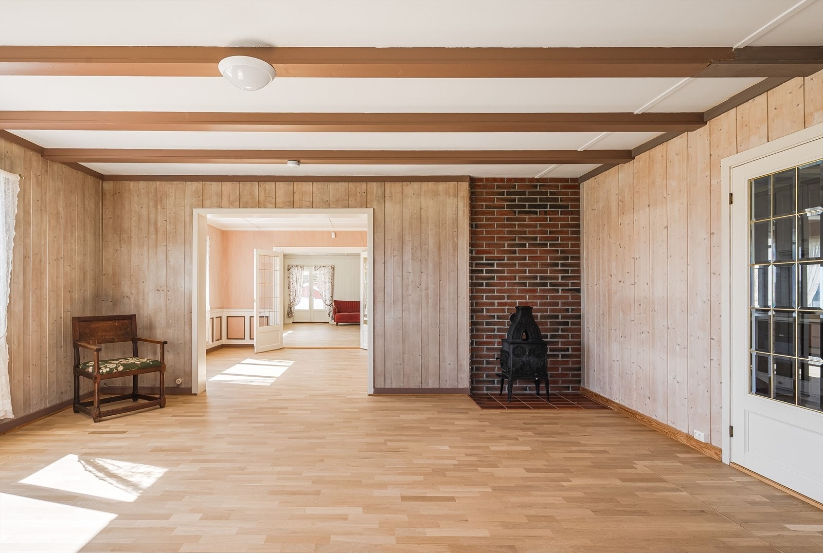 Boligen blir varmet opp med ved og varmepumpe. Galleribilde