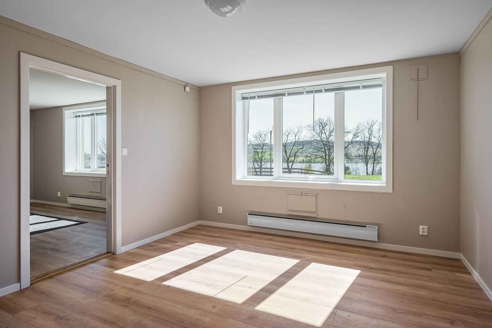 Rommet i mellom kjøkkenet og soverommet i underetasjen. Galleribilde