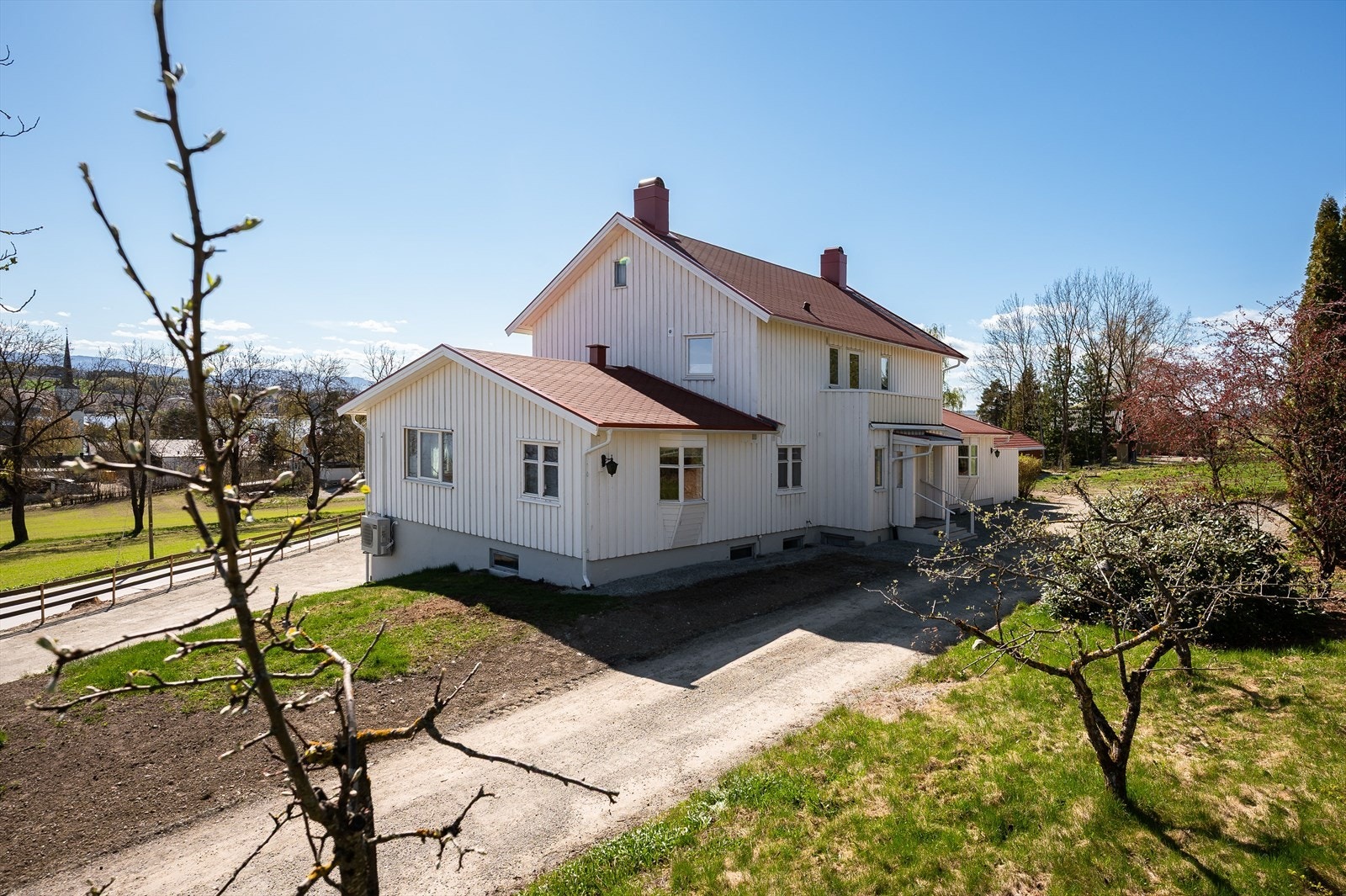 Opparbeidet med plen og beplanting. Galleribilde