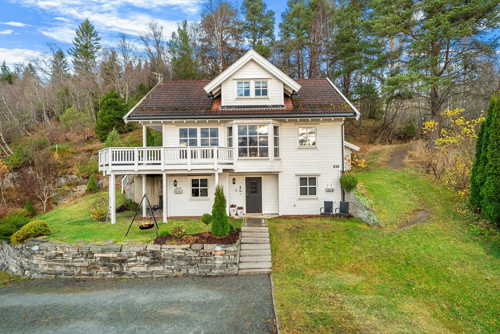 Velkommen til Hangerslettvegen 936 - en innholdsrik og romslig familiebolig med tilbaketrukket og rolig beliggenhet på Spongdal. Galleribilde