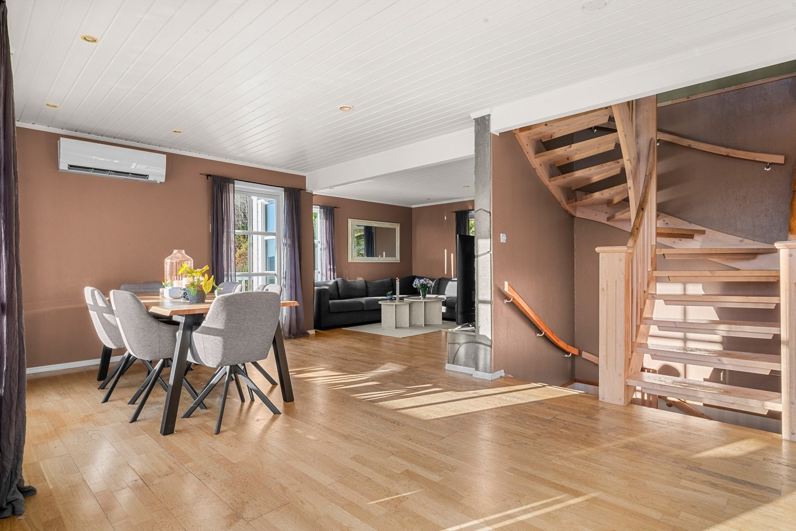 I tillegg til fem soverom er boligen særdeles innholdsrik med to bad og to stuer, perfekt for storfamilien eller for deg som verdsetter god plass. Galleribilde