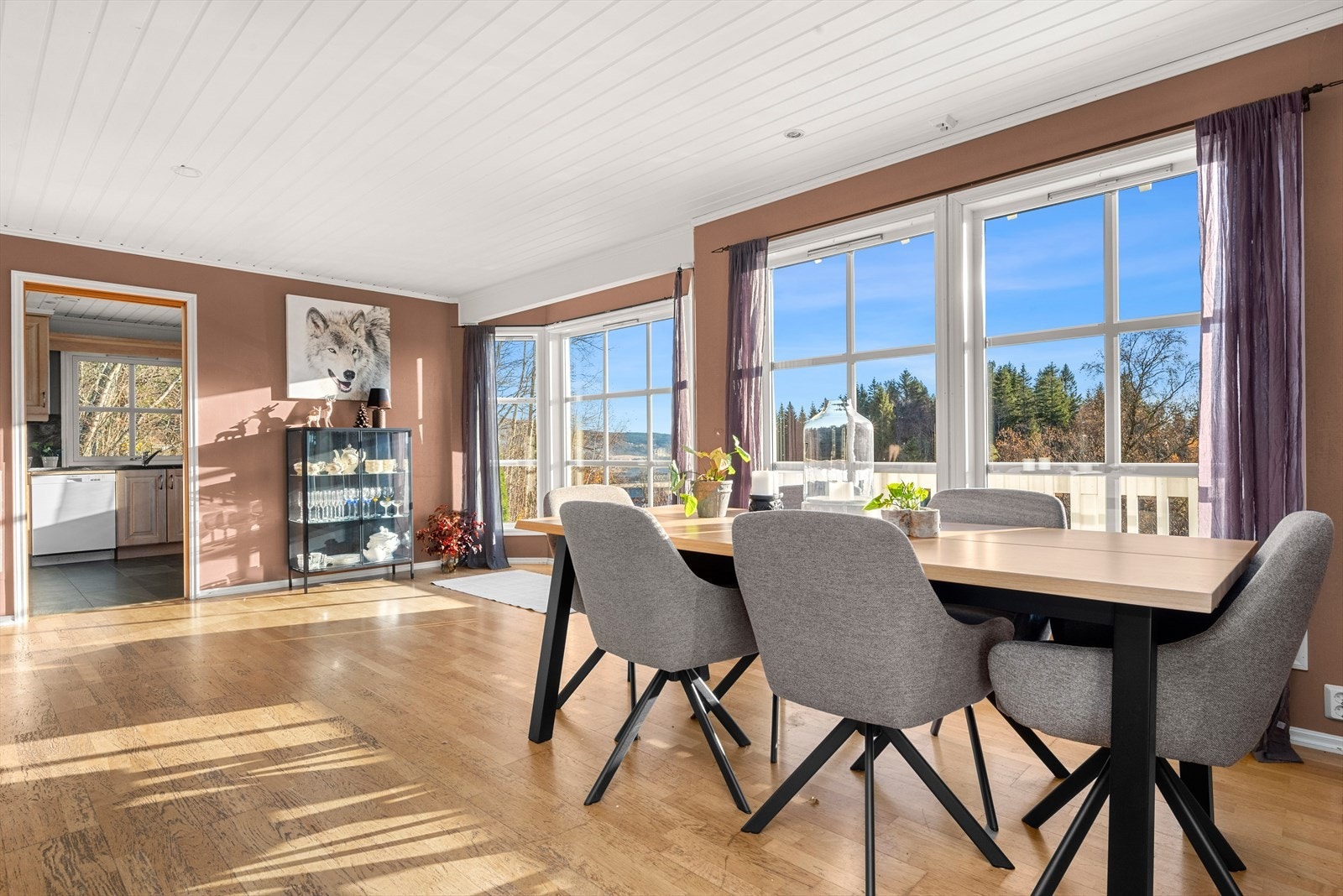 Boligen kan skilte med en rekke kvaliteter, blant annet usjenert beliggenhet, sørvestvendt veranda med gode solforhold, balansert ventilasjon, elbillader, fiber og nydelig utsikt. Galleribilde