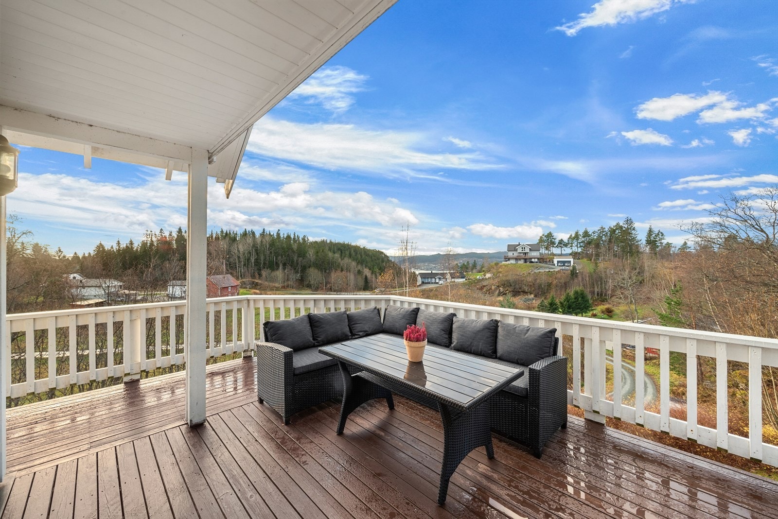 Fra stuen er det direkte utgang til en delvis overbygd veranda på 30 m², vendt mot sørvest. Ifølge selger kan du nyte solen her fra kl. 06:00 til 20:00 i sommerhalvåret. Galleribilde