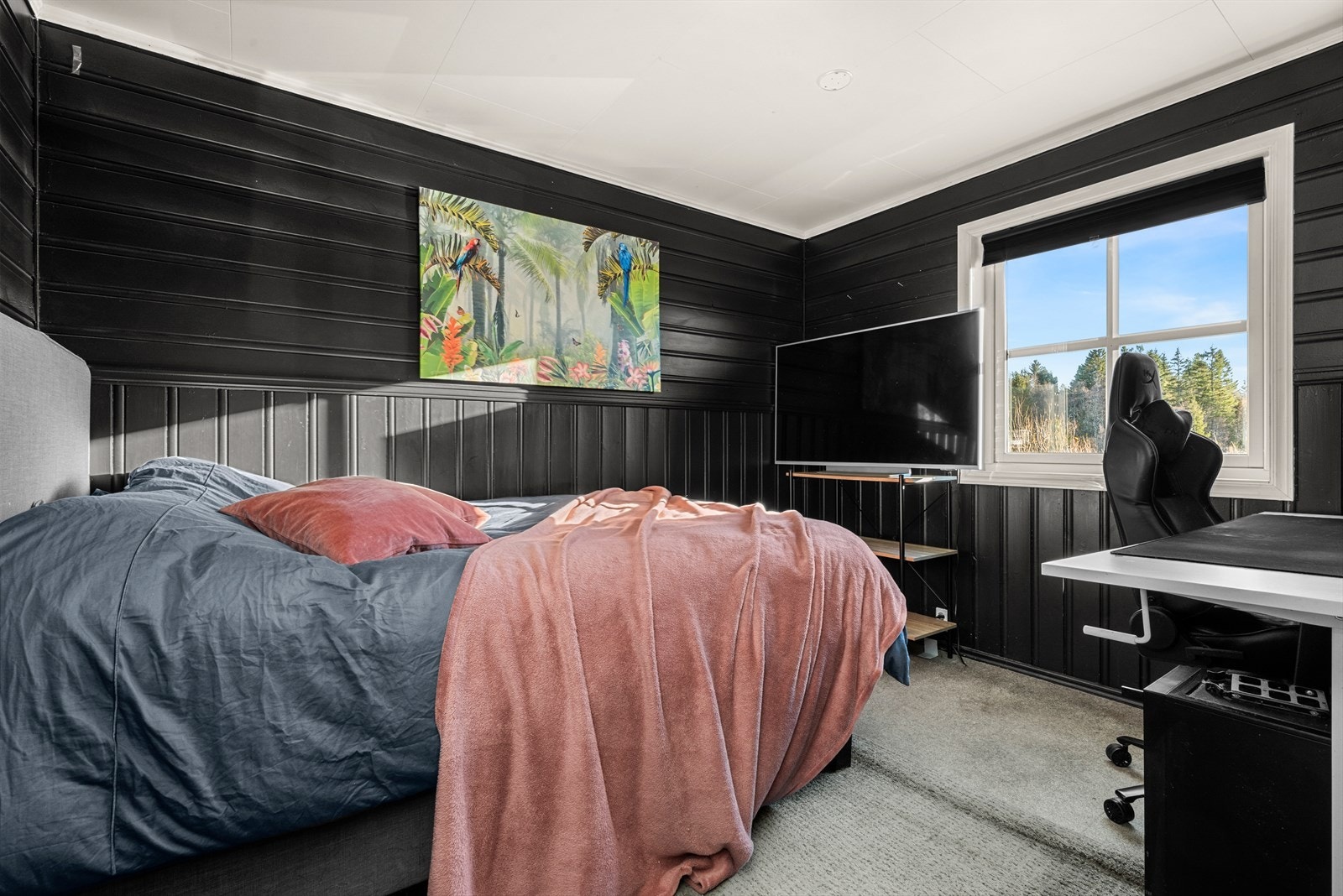 Boligen har to romslige soverom i underetasjen, begge på 11 m². Galleribilde