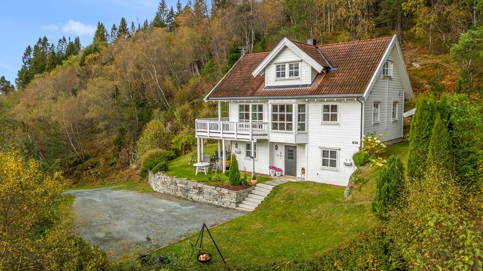 Boligen ble bygd i 2004, er på 187 m² fordelt på 3 plan, her har du blant annet 2 stuer, 5 soverom, 2 bad og et eget vaskerom. Galleribilde