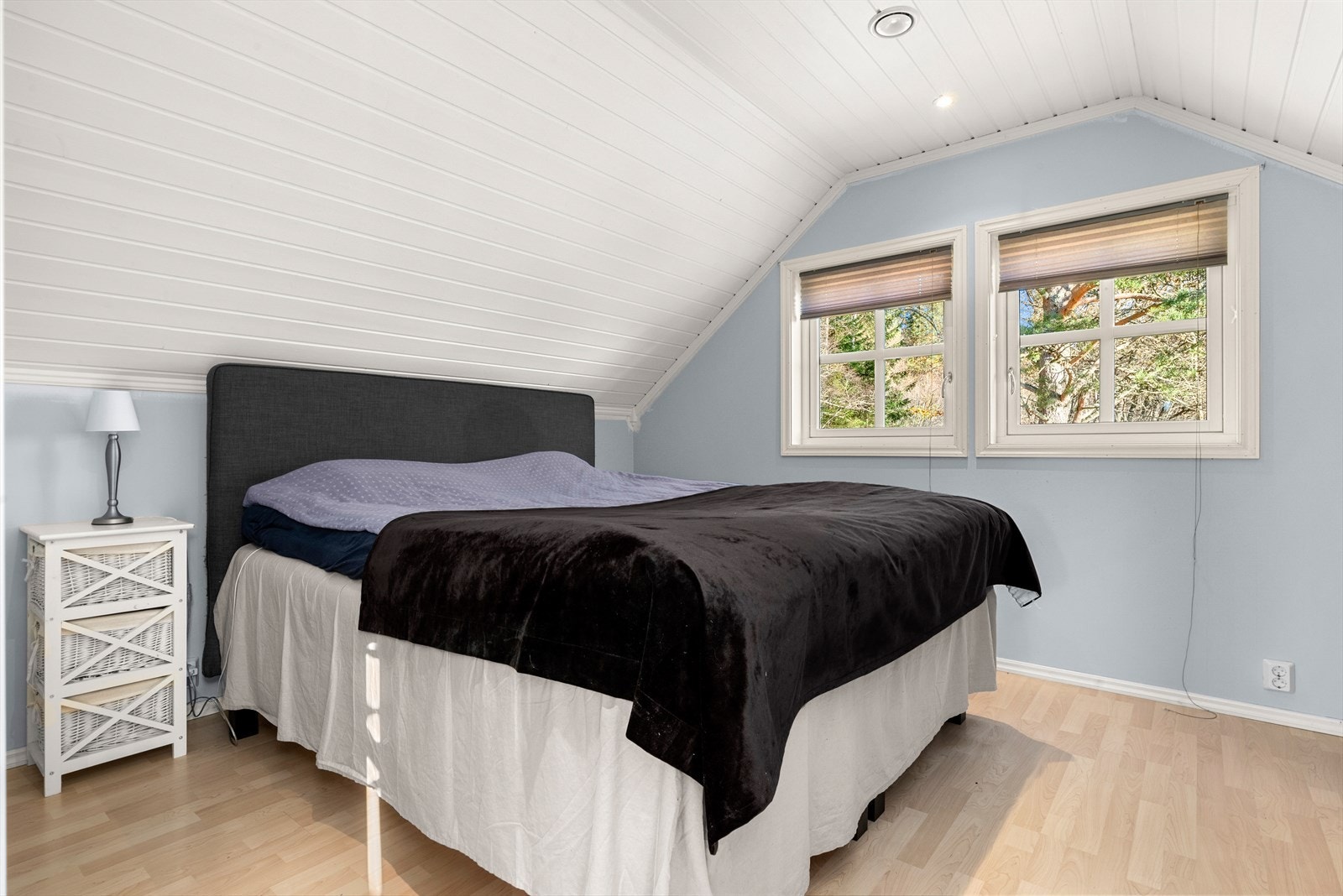 Soverommene i loftetasjen er romslige, på henholdsvis 12 m² og 14 m², begge med god plass til dobbeltseng og praktiske oppbevaringsløsninger. Galleribilde