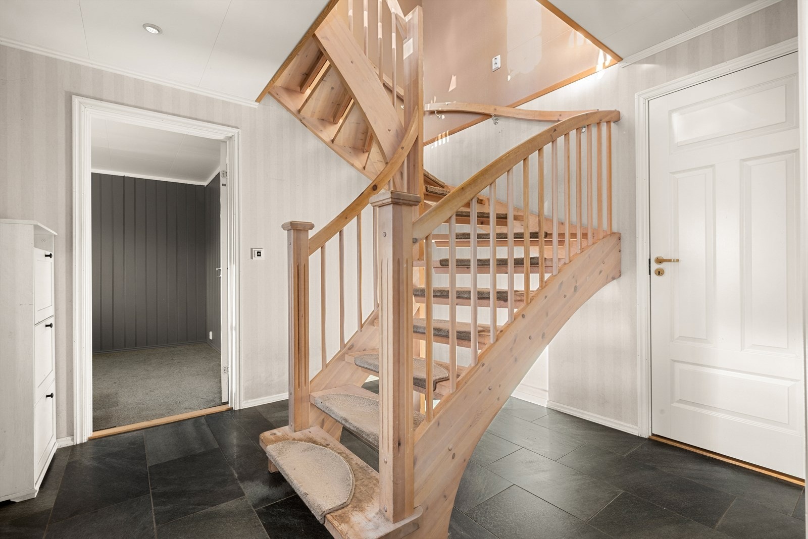 Entré og gang i underetasjen er flislagt og har behagelig elektrisk gulvvarme. Galleribilde