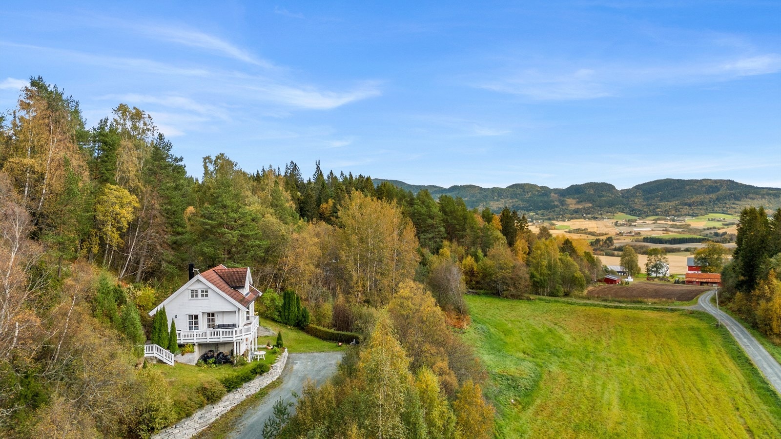 Boligen har en idyllisk beliggenhet i et rolig og tilbaketrukket område på vakre Byneset, samtidig som du har kort vei til Spongdal sentrum med barnehage, skole og dagligvarebutikk. Galleribilde