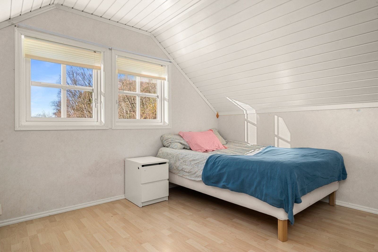 Loftetasjens andre soverom har også god plass til fleksibel møblering etter behov og ønske. Galleribilde