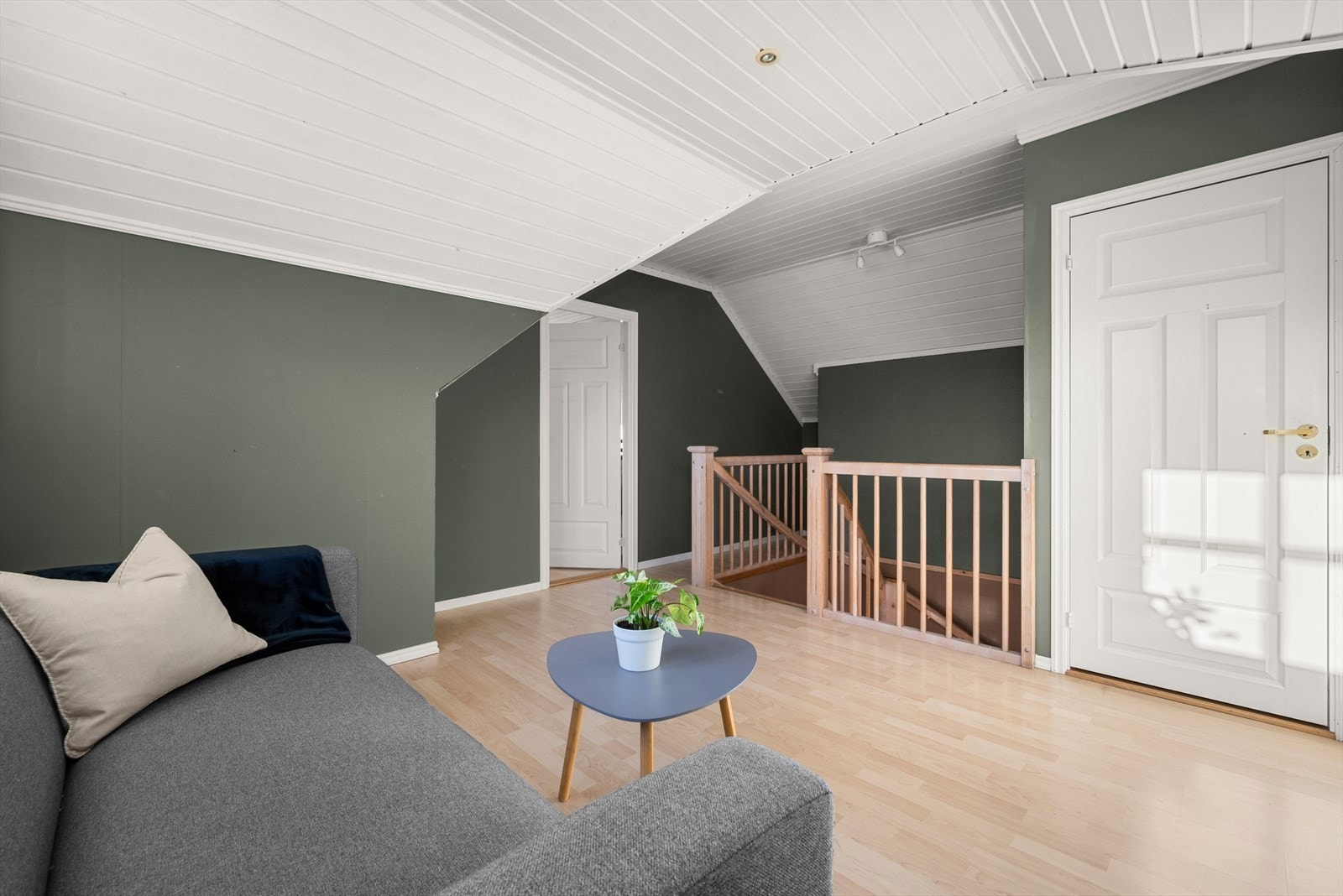 Loftetasjen består av to soverom, en loftstue og et WC. Det er også mulighet for å åpne opp til en større loftstue ved å fjerne ett av soverommene. Galleribilde