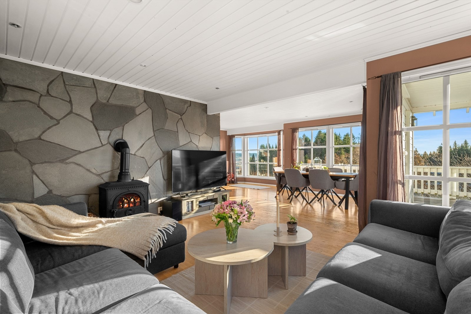 Boligen har store vindusflater som slipper inn rikelig med naturlig lys og gir en fantastisk utsikt fra stuen. Galleribilde