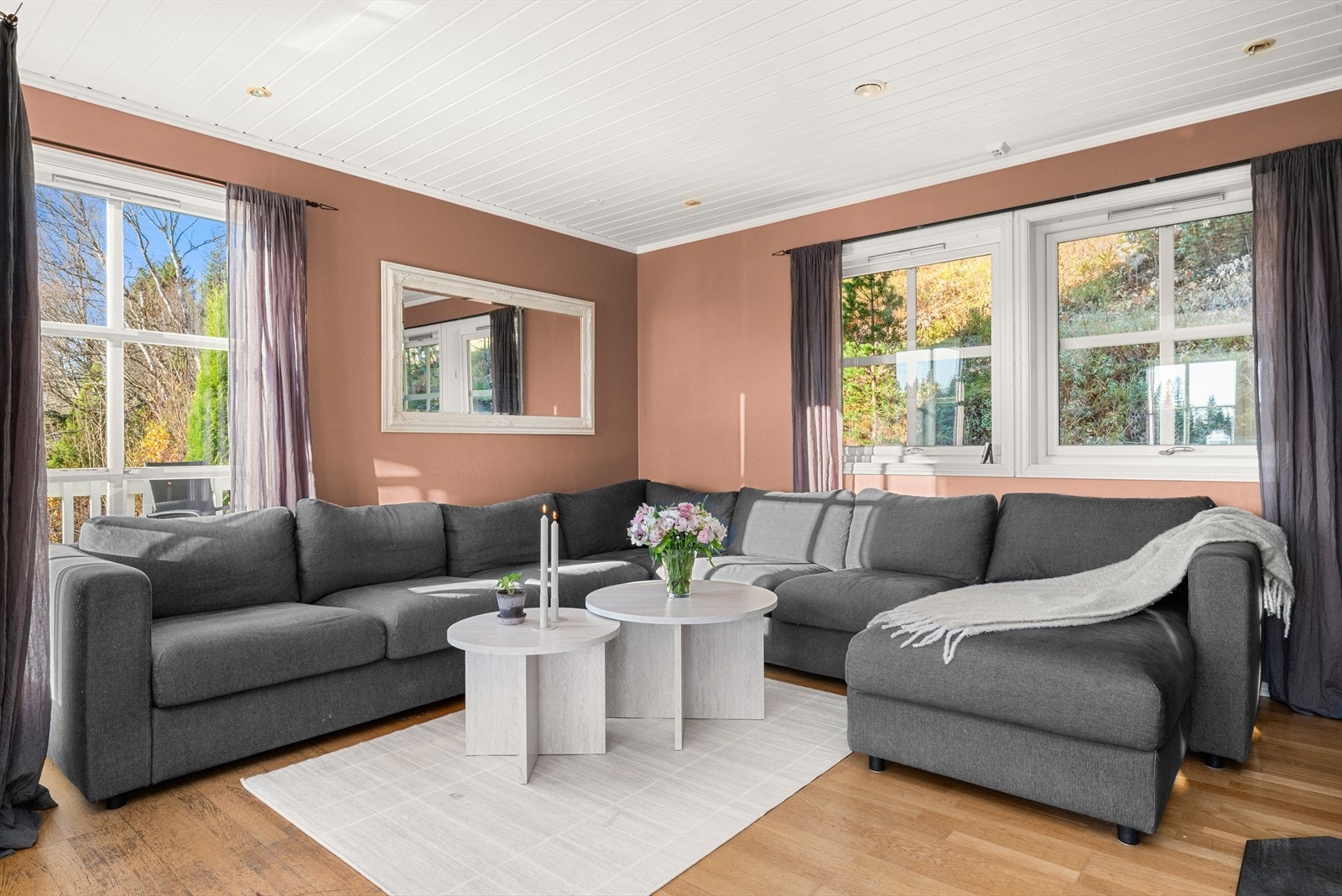 Stuen er romslige 44 m² og gir god plass til å innrede i ulike soner etter behov. Galleribilde