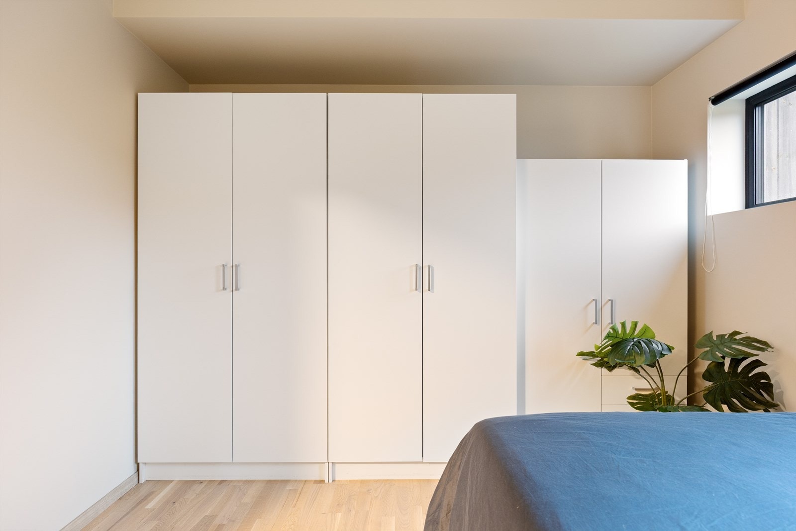 Soverom med garderobeskap Galleribilde