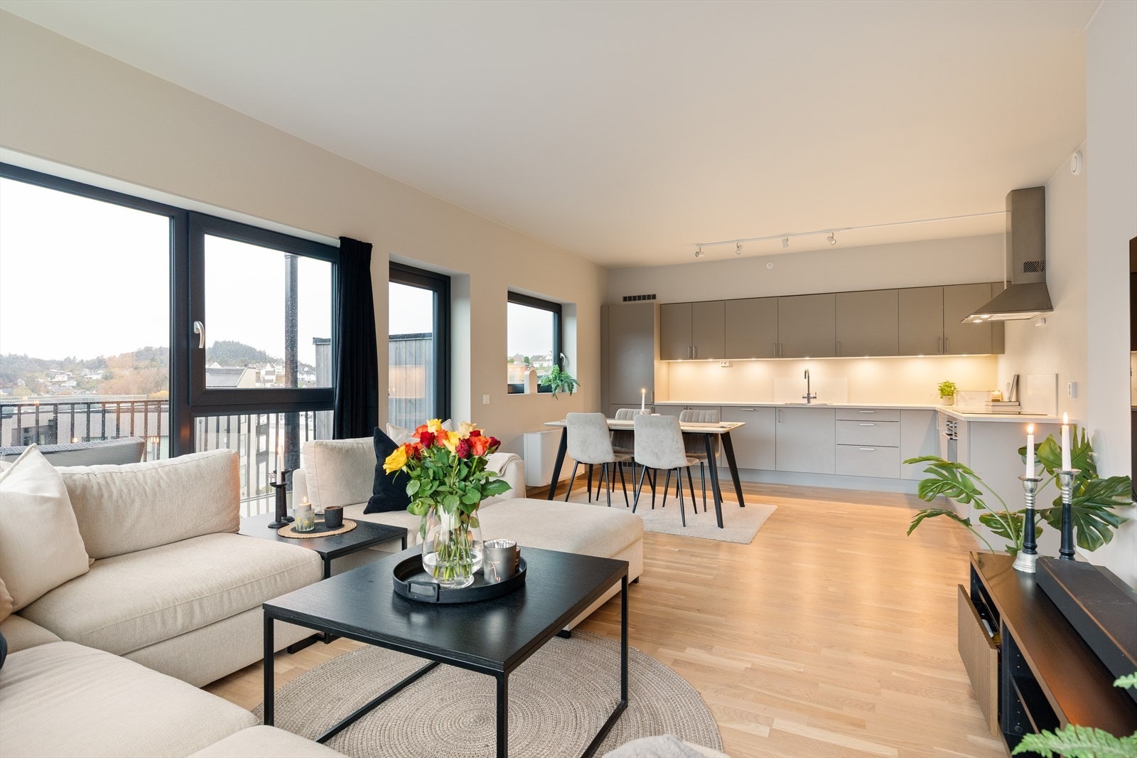 Åpen stue/ kjøkken løsning, luftig romfølelse i behagelig harmoni Galleribilde