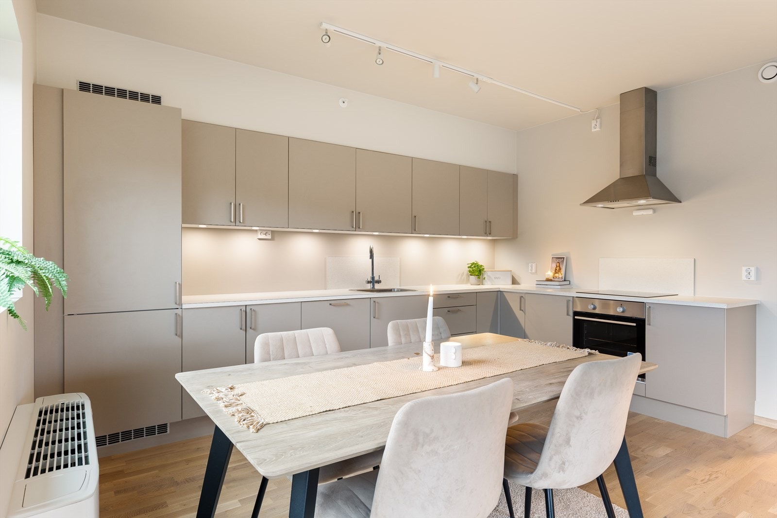 Flott kjøkken med god arbeidsbenk, integrerte hvitevarer og god plass til spisegruppe Galleribilde