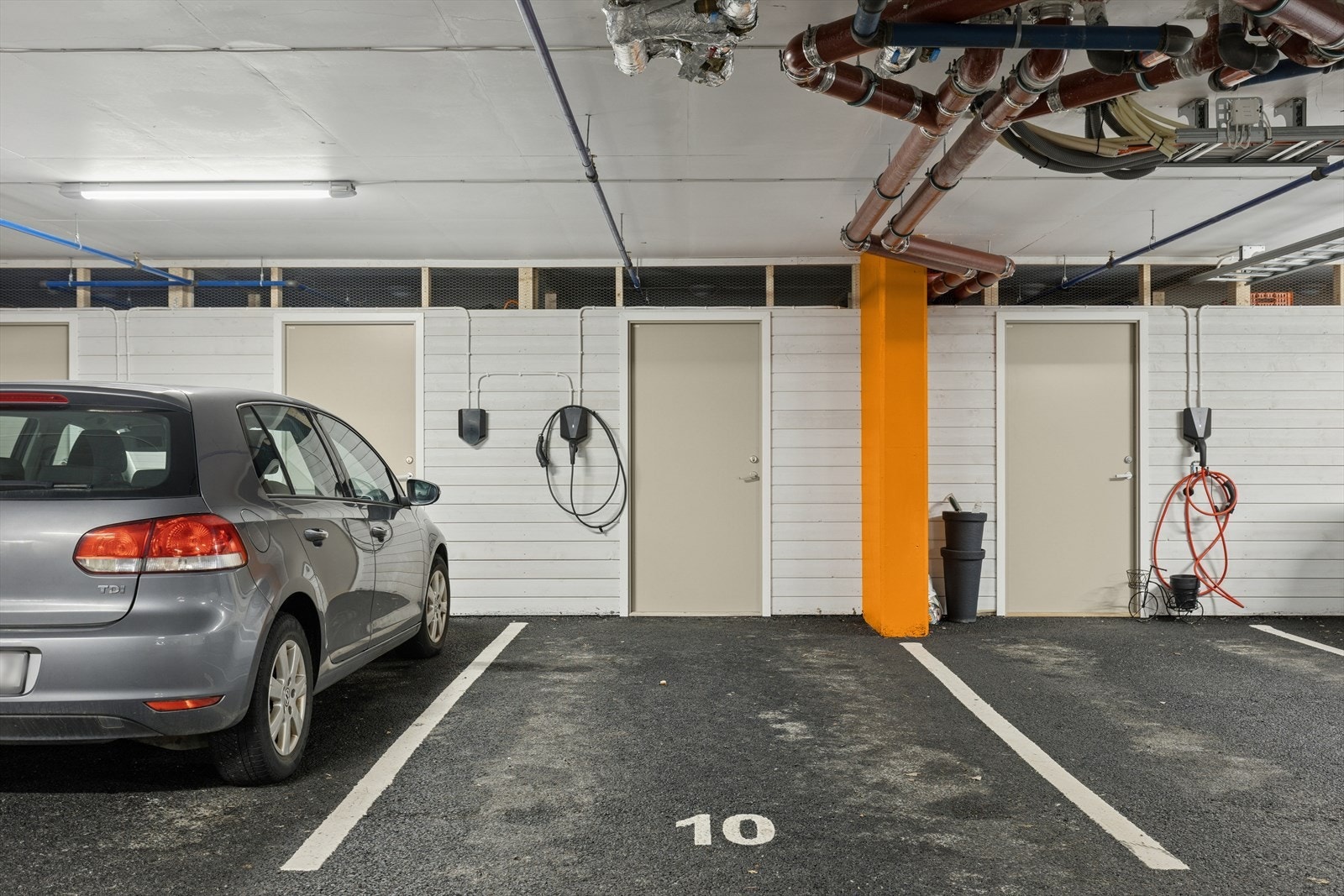 Parkeringsplass nr. 10 med el-bil lader Galleribilde