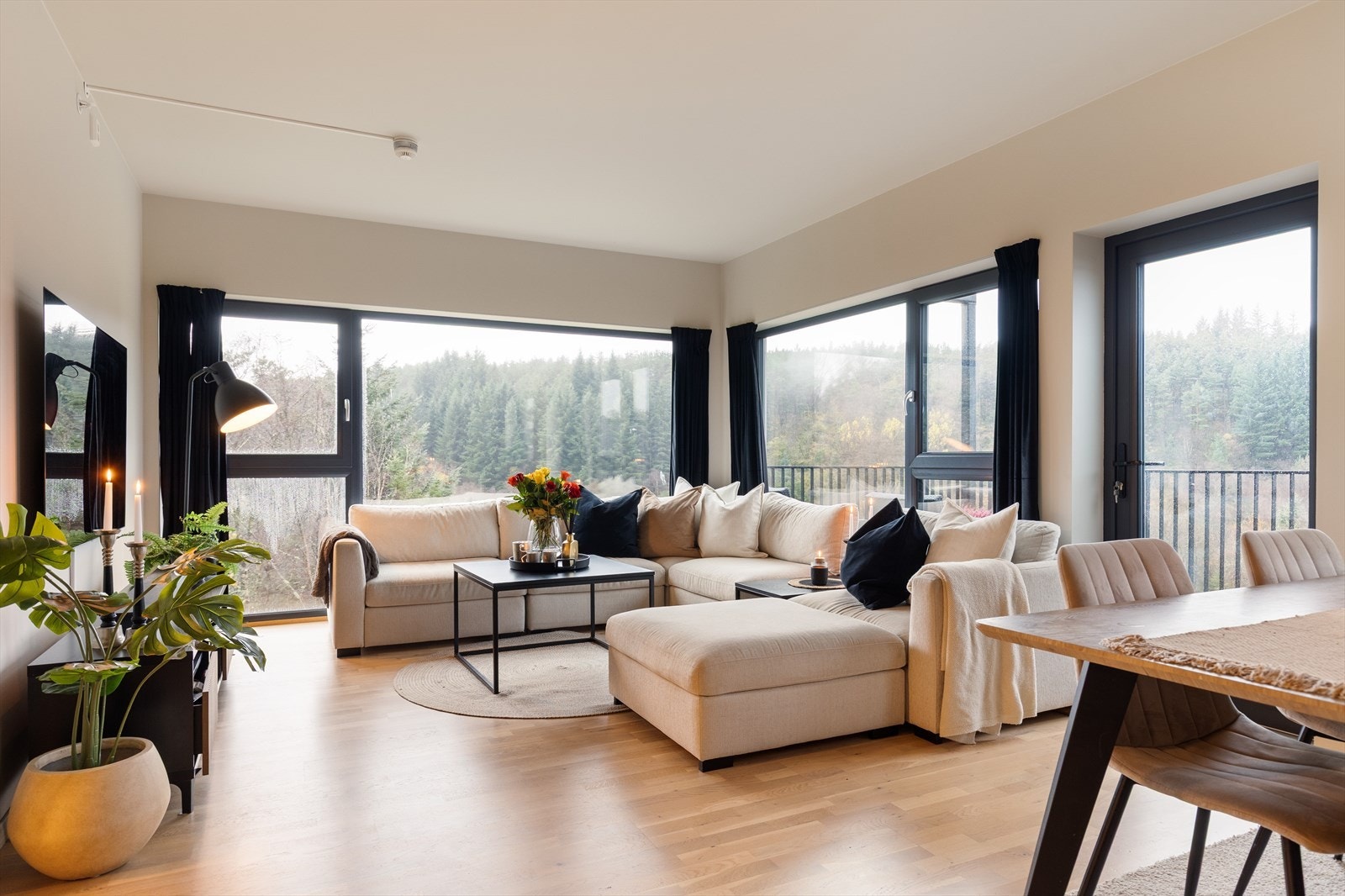 Innbydende leilighet med store vindusflater som gir godt naturlig lys, gode møbleringsmuligheter Galleribilde