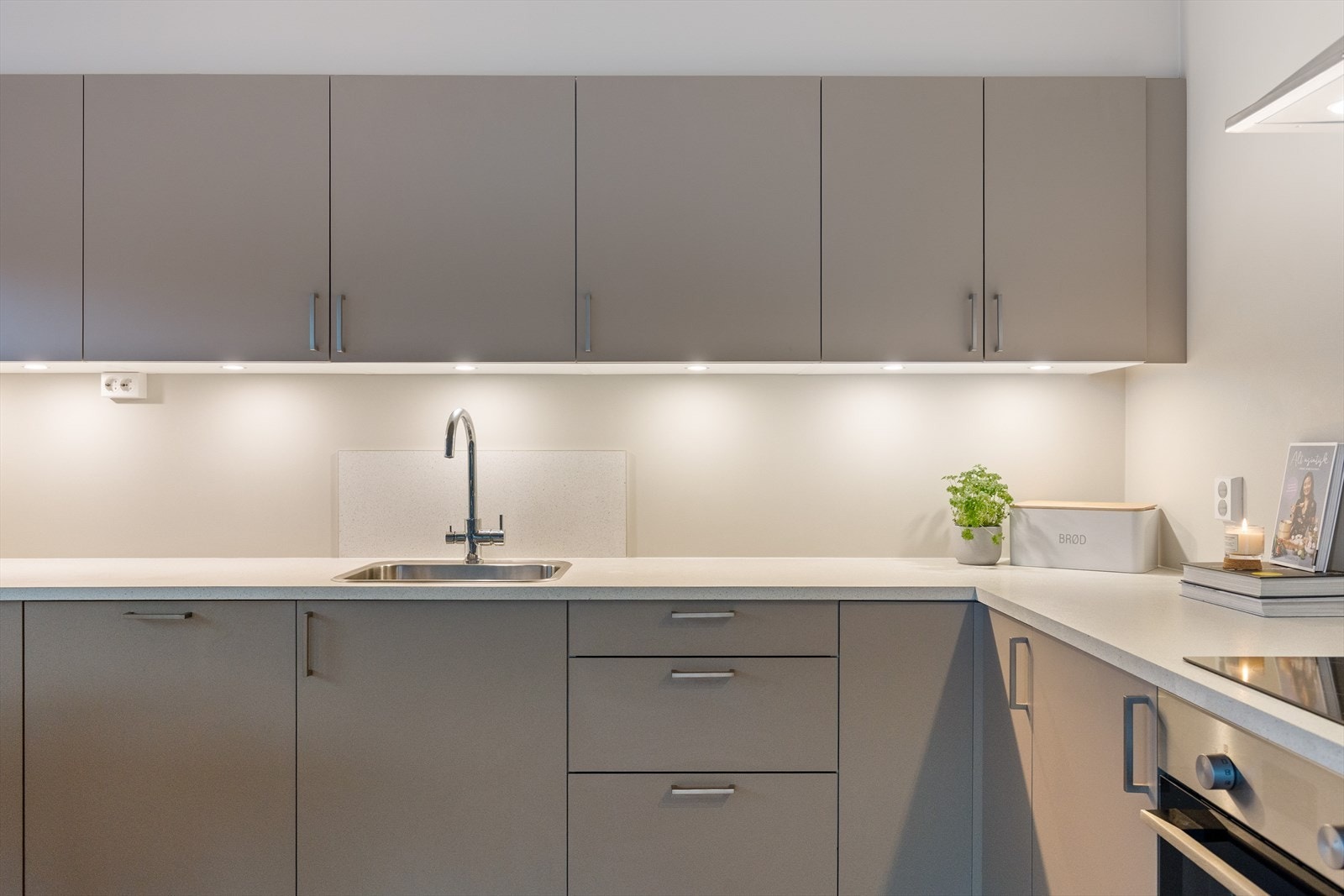 Gode oppbevaringsmuligheter i skuffer og skap Galleribilde