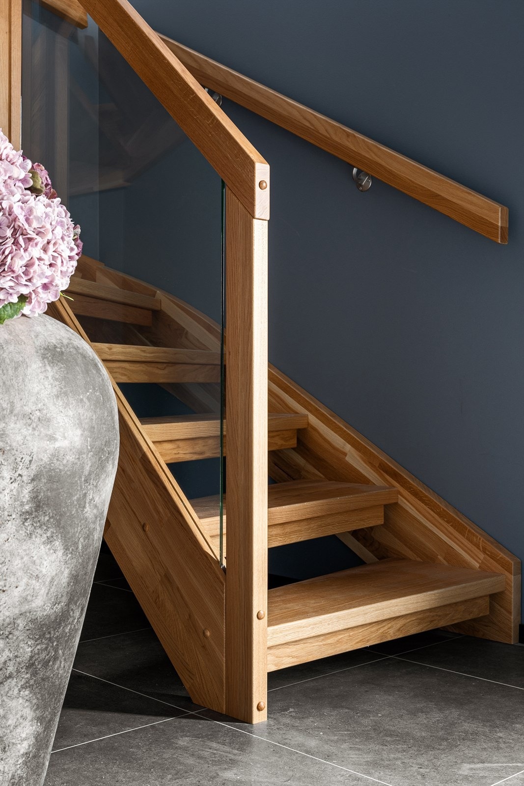 Heltre eiketrapp opp til 2. etasje. Galleribilde