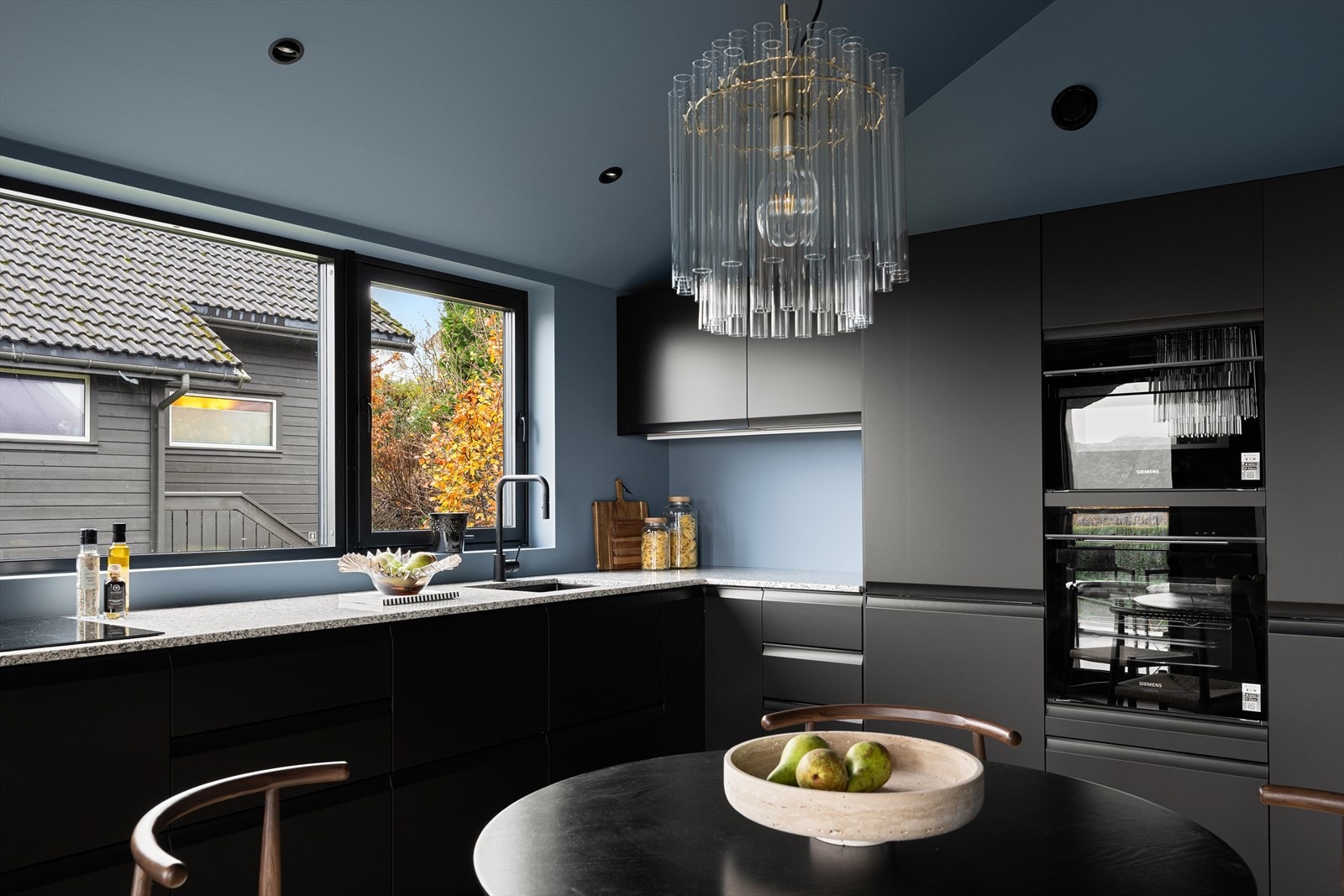 Et moderne kjøkken med mye skuffe- og skapplass som vil falle i smak for de aller fleste. Utformingen er praktisk og smart. Galleribilde