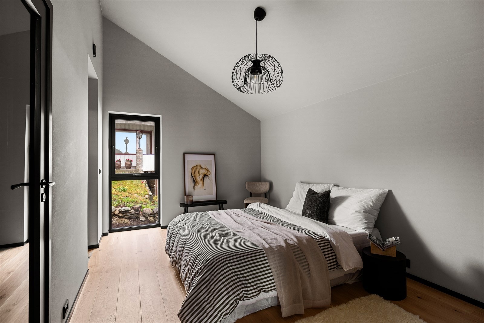 Hovedsoverommet ligger i 2. etasje og har tilhørende walk in closet og privat bad, perfekt utformet til foreldrenes egen sone. Galleribilde