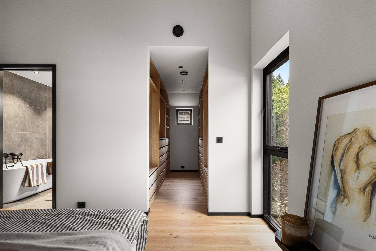 Walk in closet. Galleribilde