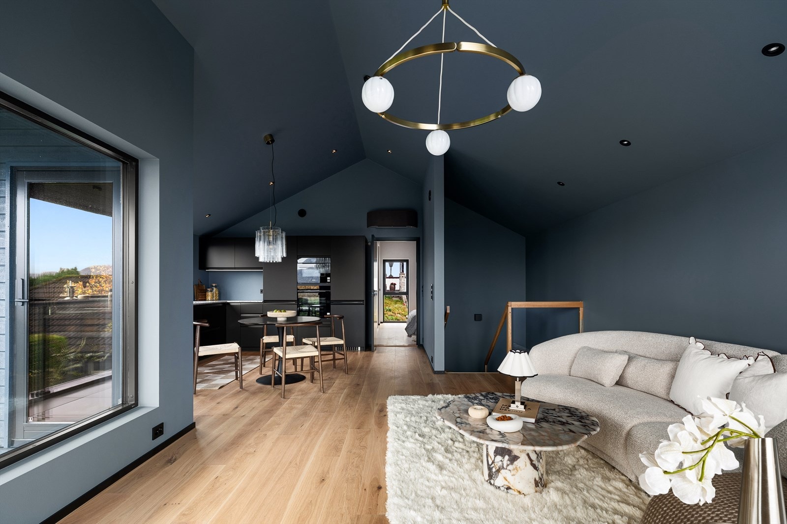 Stor stue med åpen kjøkkenløsning i boligens 2. etasje. Galleribilde