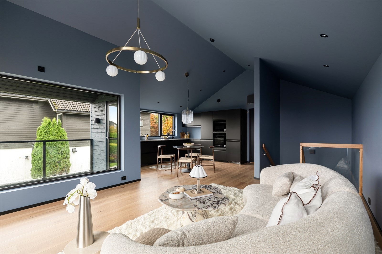 Stuen har enstavs eikeparkett på gulv og vegger og himling er malt i tidsriktige fargevalg. Det er downlights i himling. Galleribilde