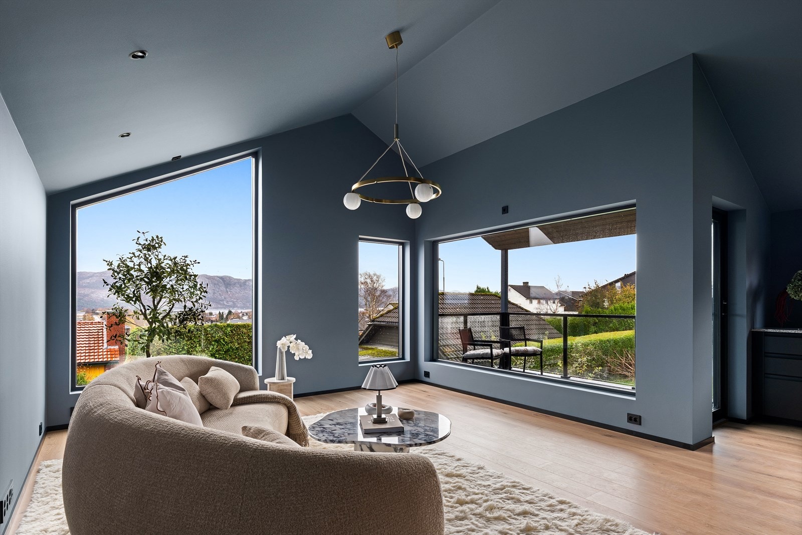 Det er flere store vindusflater som slipper inn rikelig med naturlig dagslys. Galleribilde