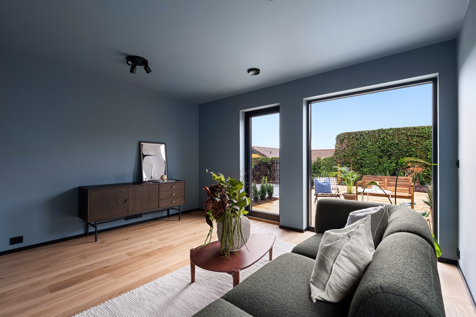 Utgang fra stuen til romslig terrasseplatting. Galleribilde