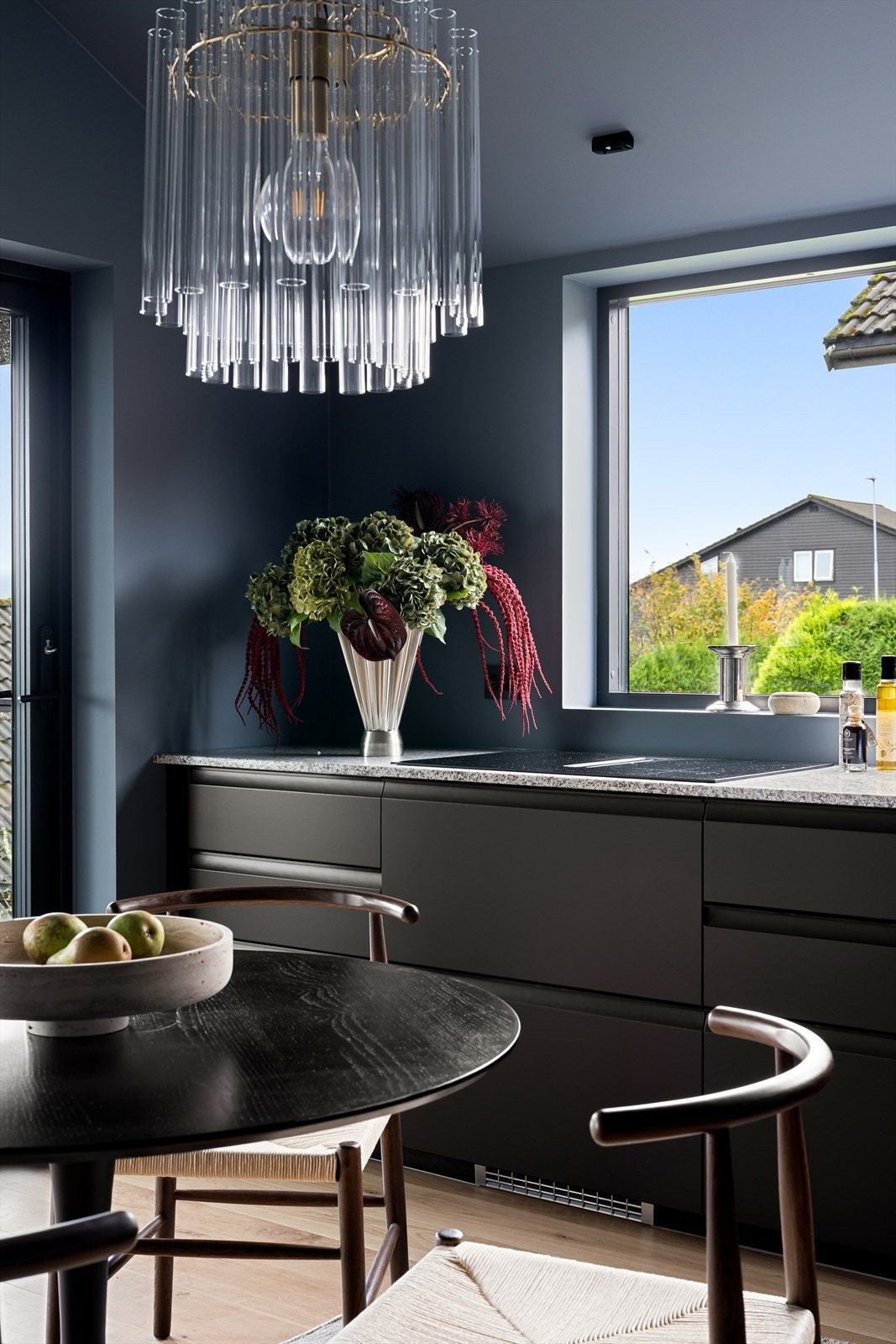 Kjøkkenet har flere gode detaljer som blant annet benkeplate i granitt og komfyr og mikrobølgeovn plassert i ståhøyde. Galleribilde