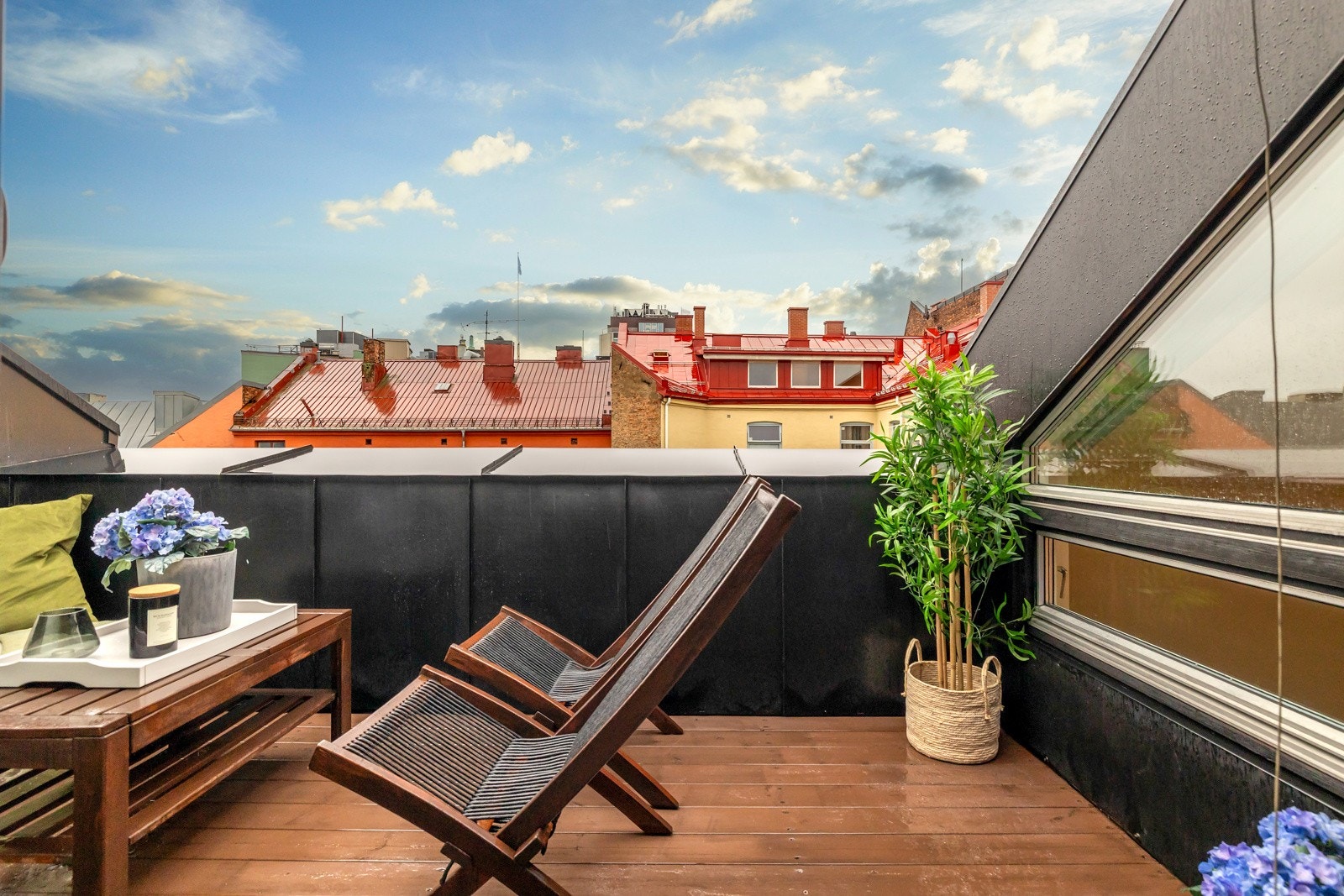 Leiligheten byr på en solrik takterrasse på rundt 7 kvm Galleribilde
