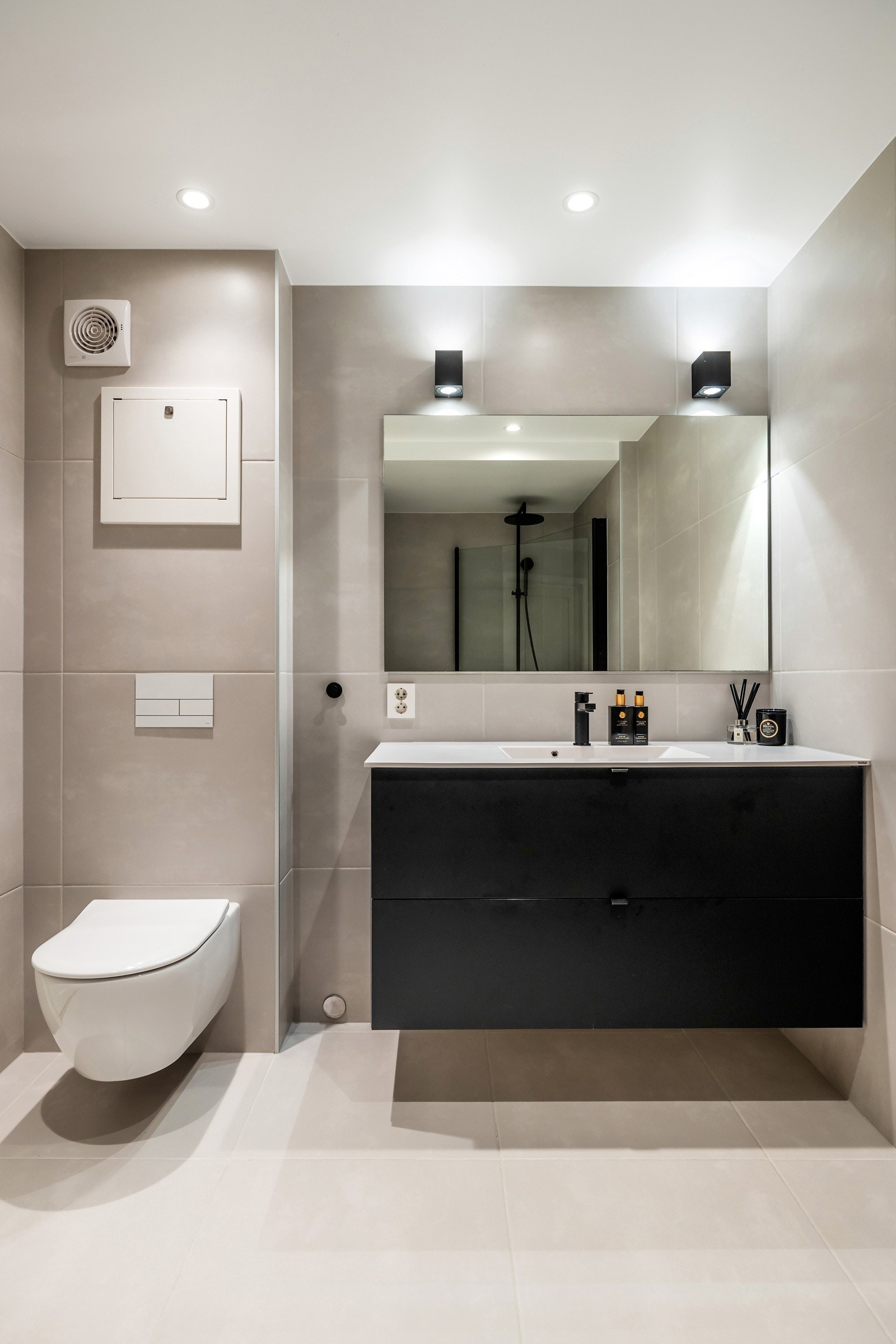 Badet har innredning fra Kvik, flislagte overflater, downlights i himling og varme i gulv Galleribilde