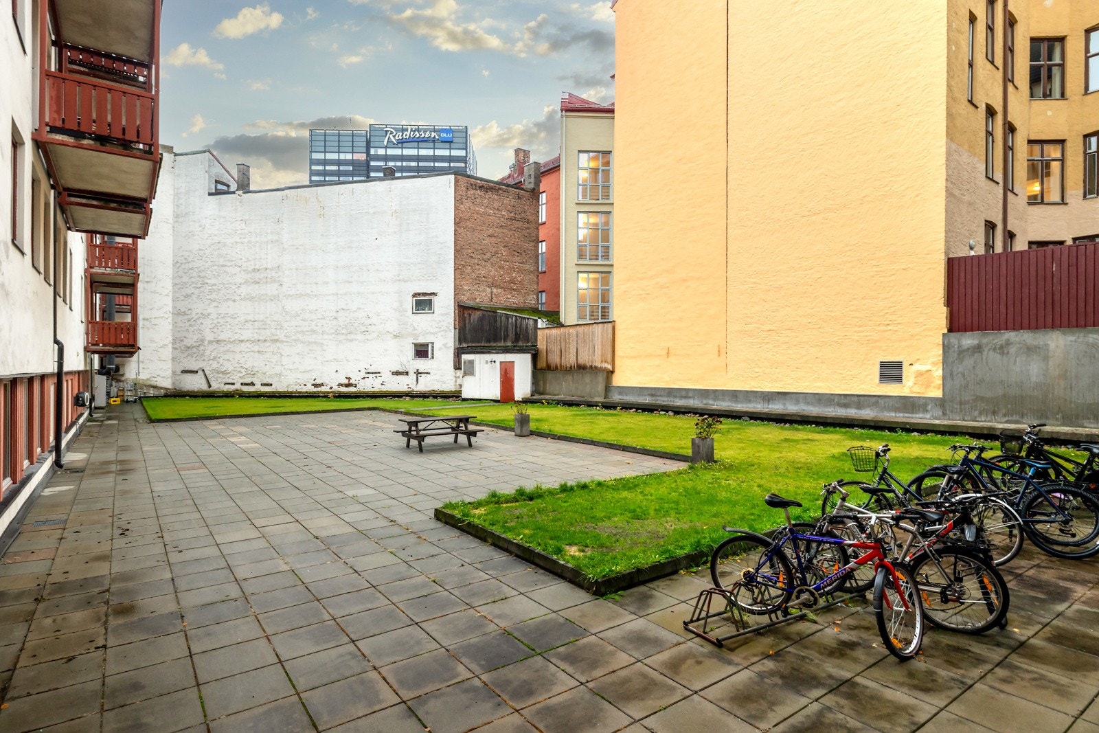 For ytterligere boltreplass har sameiet pent opparbeidet fellesareal med sittegrupper og felles sykkelparkering Galleribilde
