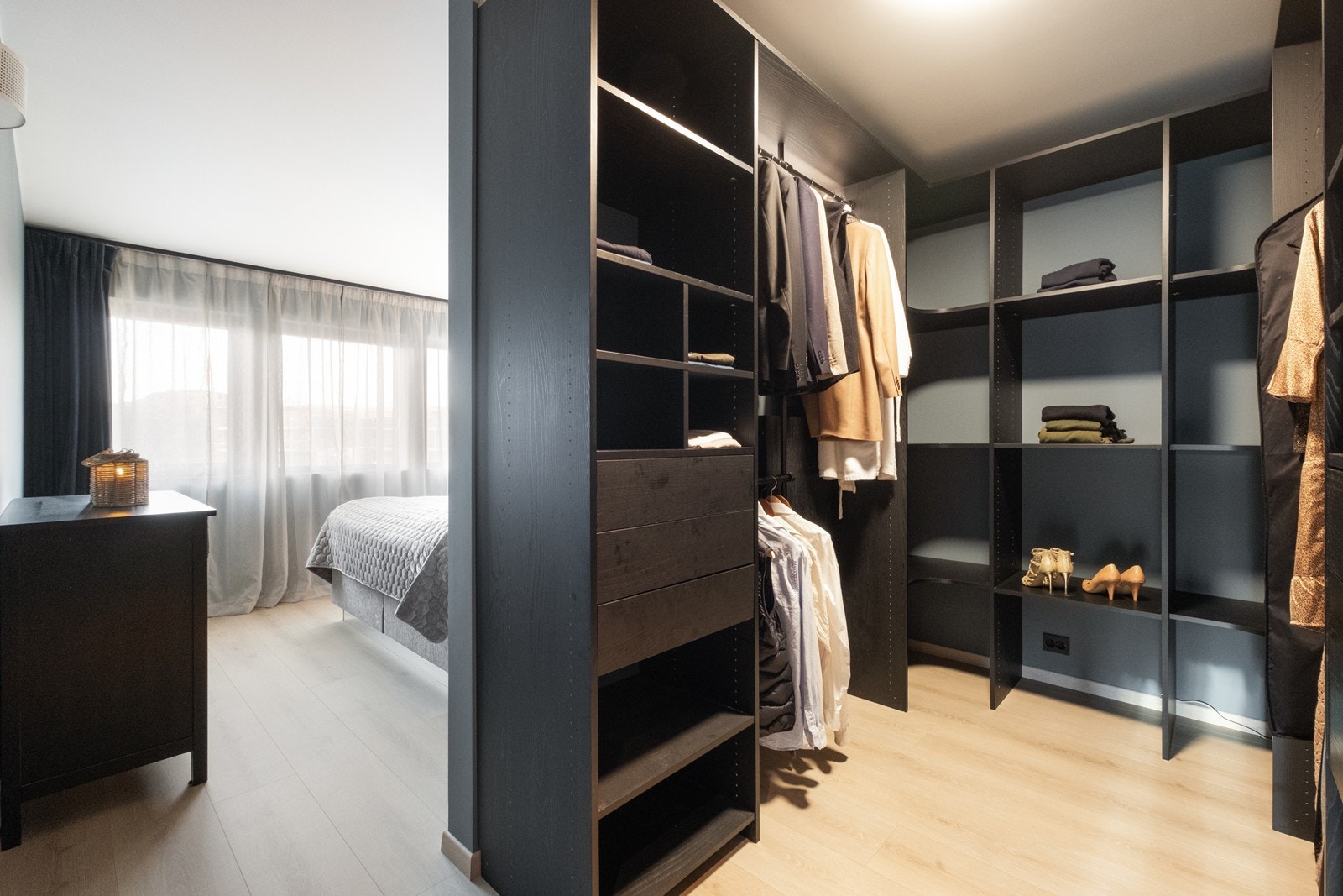 Åpen walk-in-closet gir effektiv oppbevaring. Galleribilde