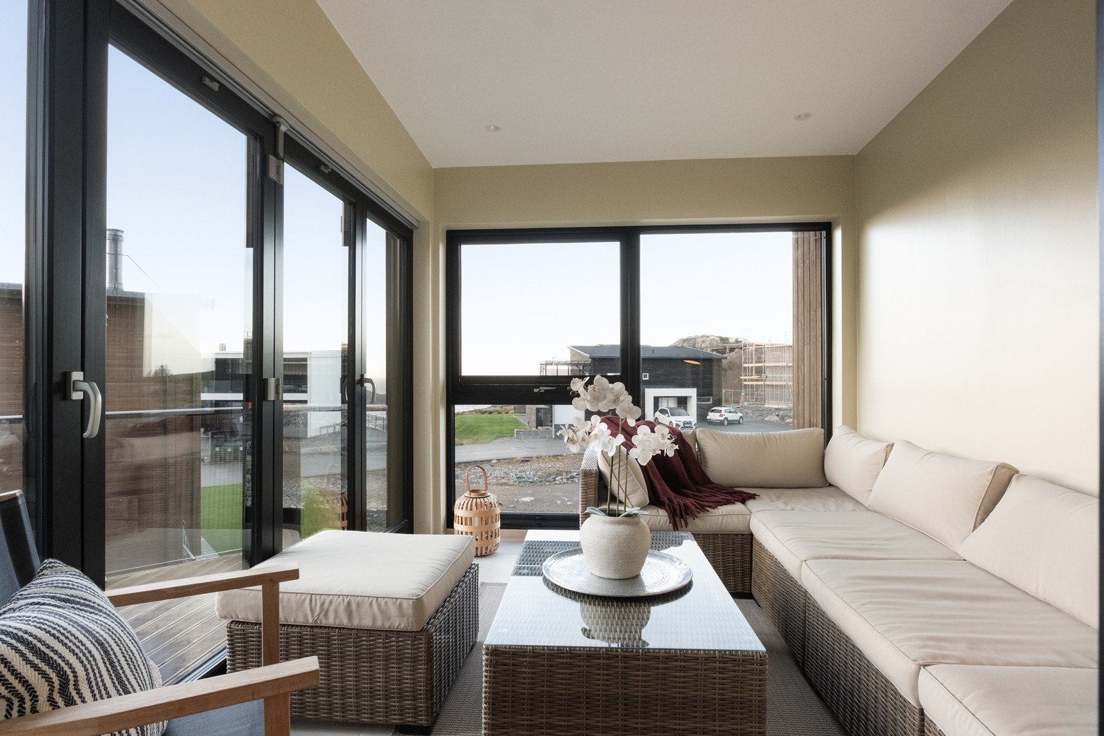 I tillegg har man en veldig trivelig hagestue med store vindusflater som gir utsyn mot uteområdet og utsikten. Galleribilde