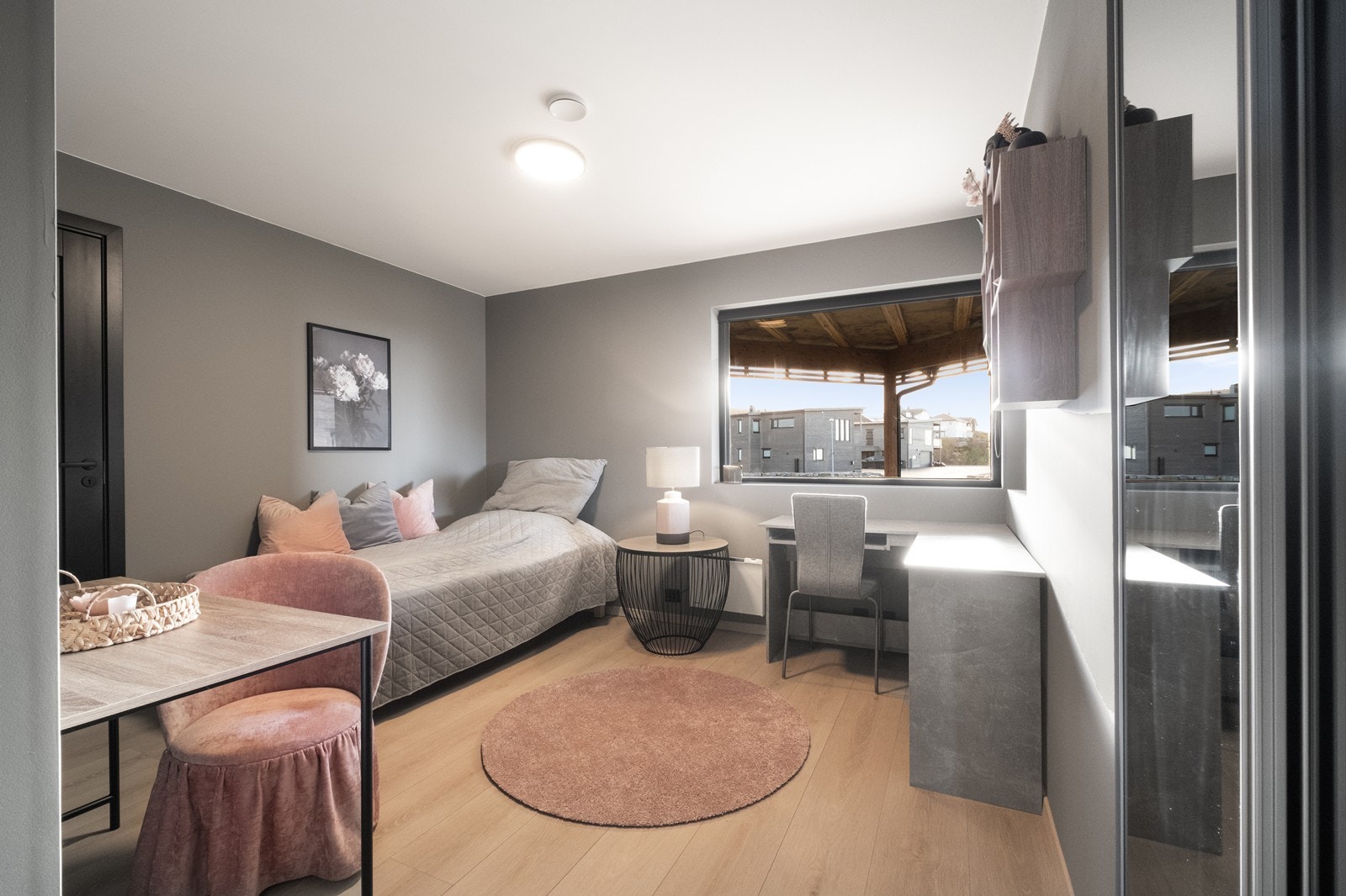 Begge soverom i 1. etg har vinduer i hjørnet, som gir soverommet naturlig lys og en følelse av åpenhet. Galleribilde