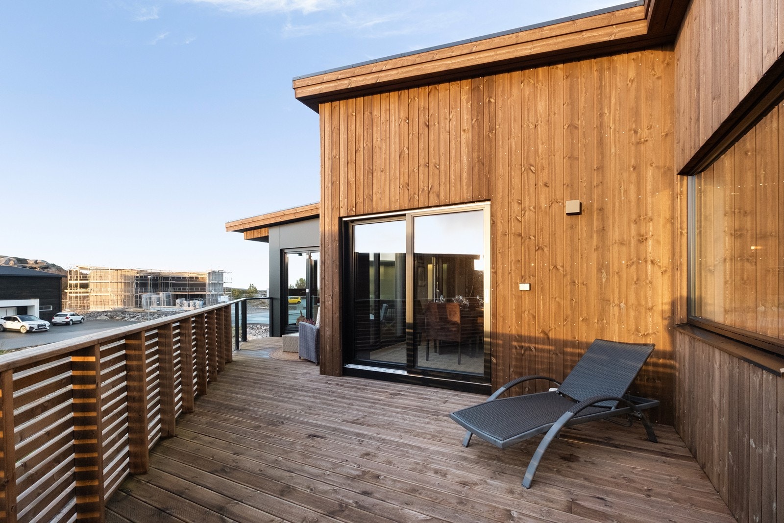 Her har man god plass til både avslapning og lek i sommersolen. Galleribilde