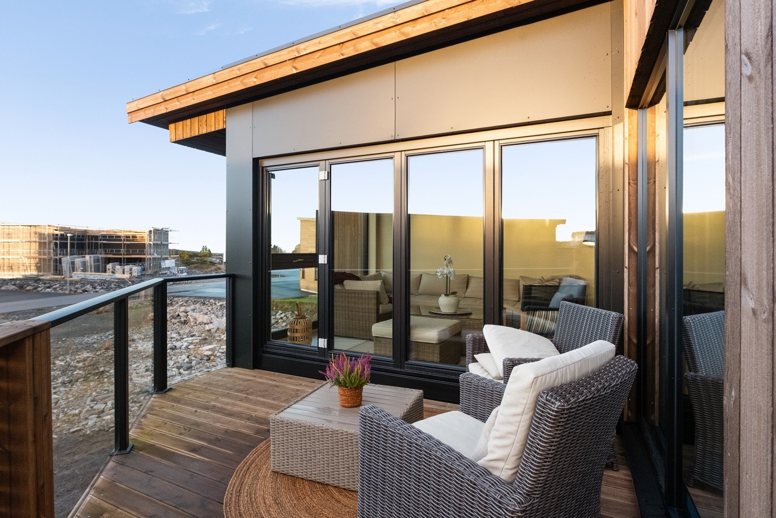 Sitteplass på terrassen med utsikt over nærliggende landskap. Galleribilde