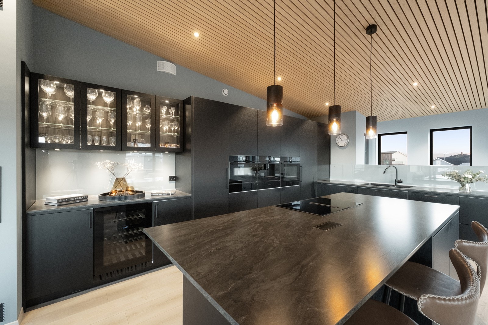 Kjøkkenet er moderne og tidsriktig innredet, med stor kjøkkenøy. Galleribilde