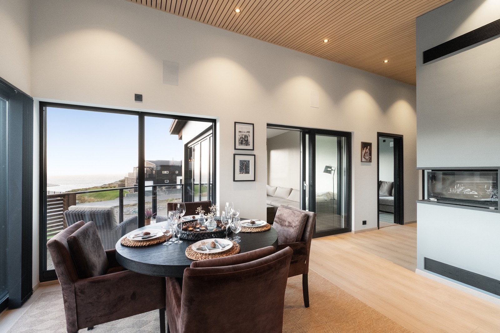 Her kan man nyte både måltider, selskap, utsikt og peiskos. Galleribilde