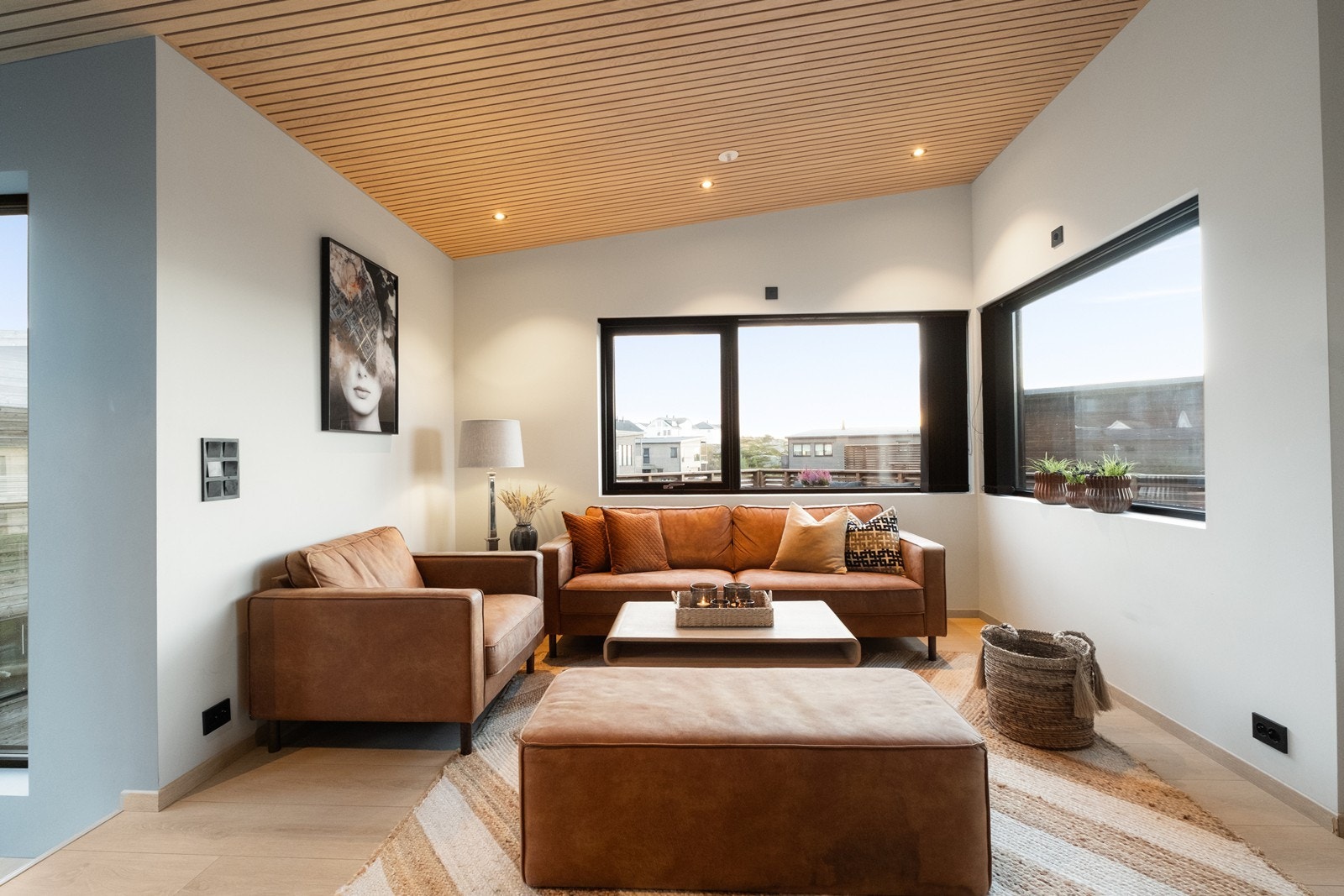 Stuedelen av allrommet har store vindusflater som både gir lys og utsikt. Galleribilde