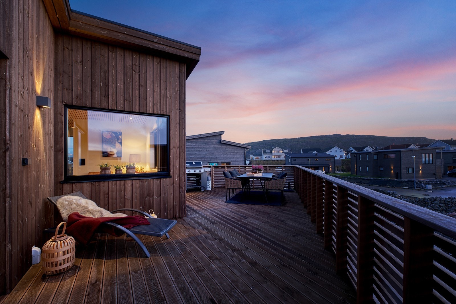 På varme sommer- og høstkvelder kan man nyte solnedgangen fra verandaen. Galleribilde
