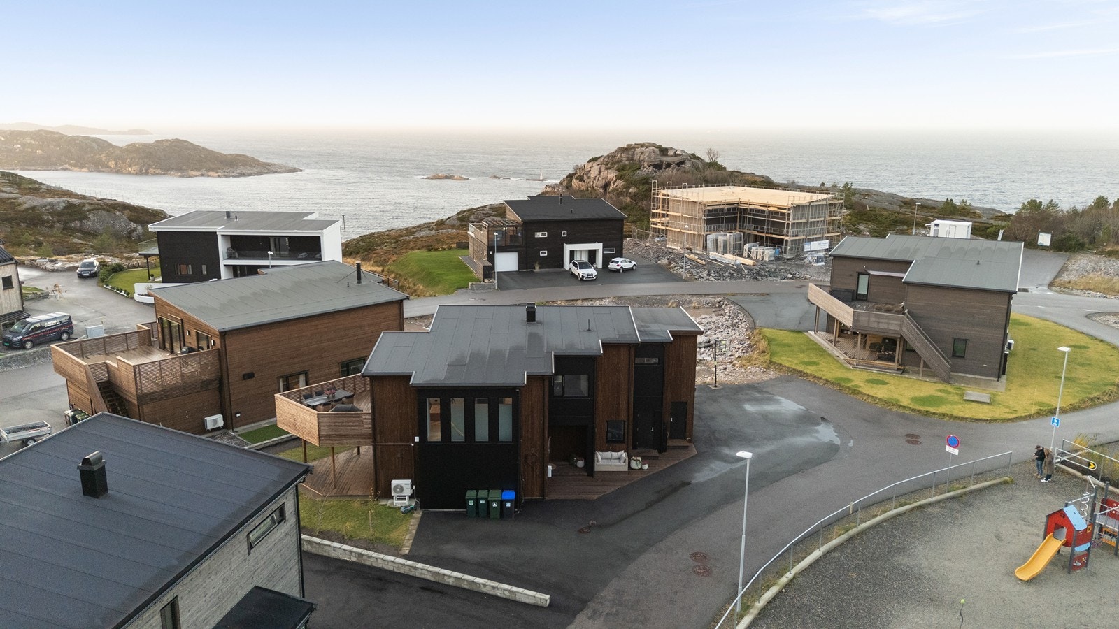 Utsikt over nærområdet viser en blanding av nybygg og naturlandskap. Galleribilde